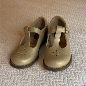 FootMates Cream Dress Shoes with T-strap Design and Rounded Toe